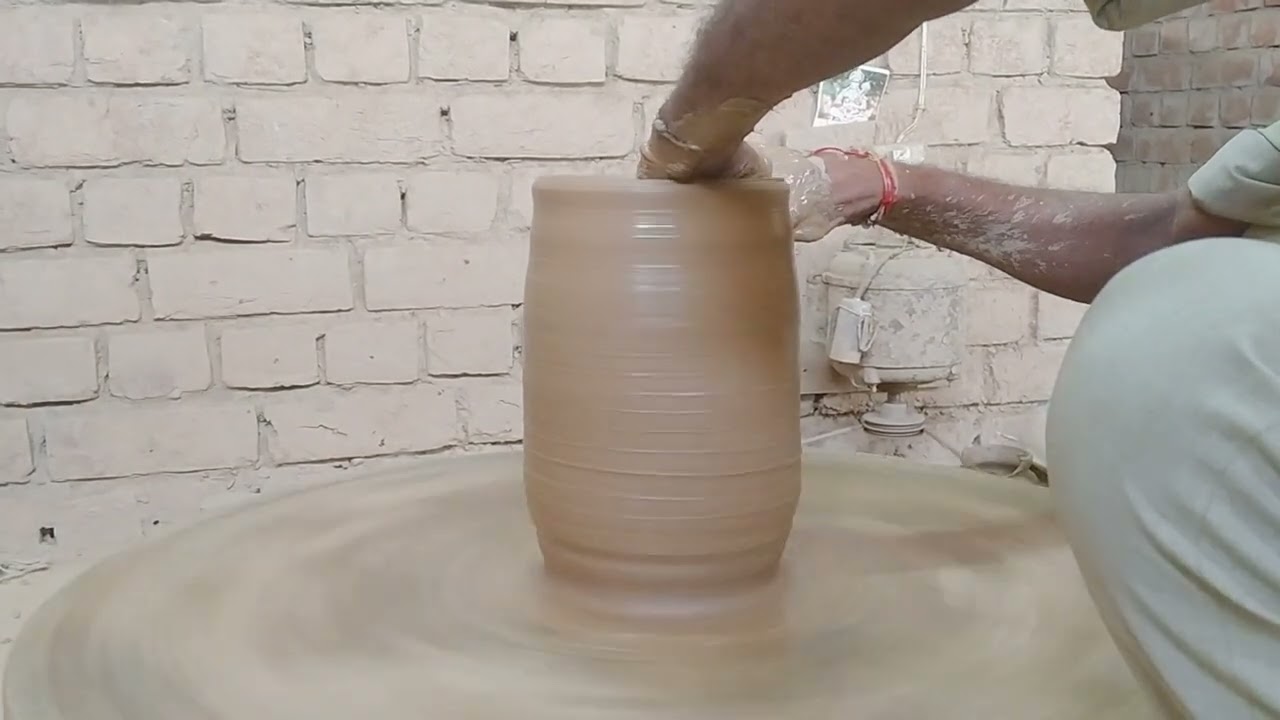 Mitti se bana rahe kuch khaas bartan..Dekhkar jarur jaaye..Prajapati art#viral#trending#youtubeindia