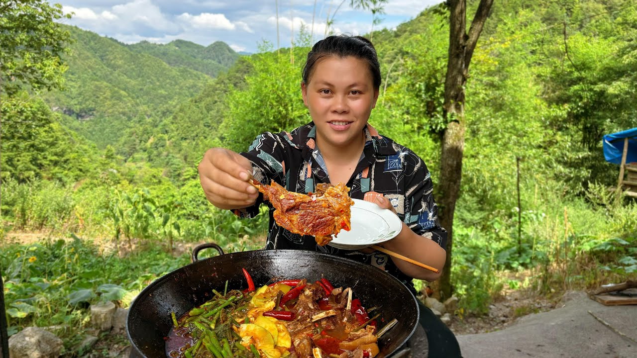 今天去摘些南瓜尖，配着一大锅麻辣羊肉太好吃了 Today we had delicious pumpkin and lamb