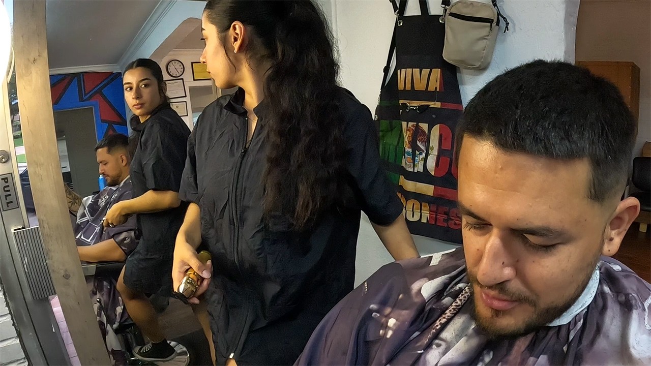 American Lady Barber Shows Me How It's Done 🇲🇽 🇺🇸