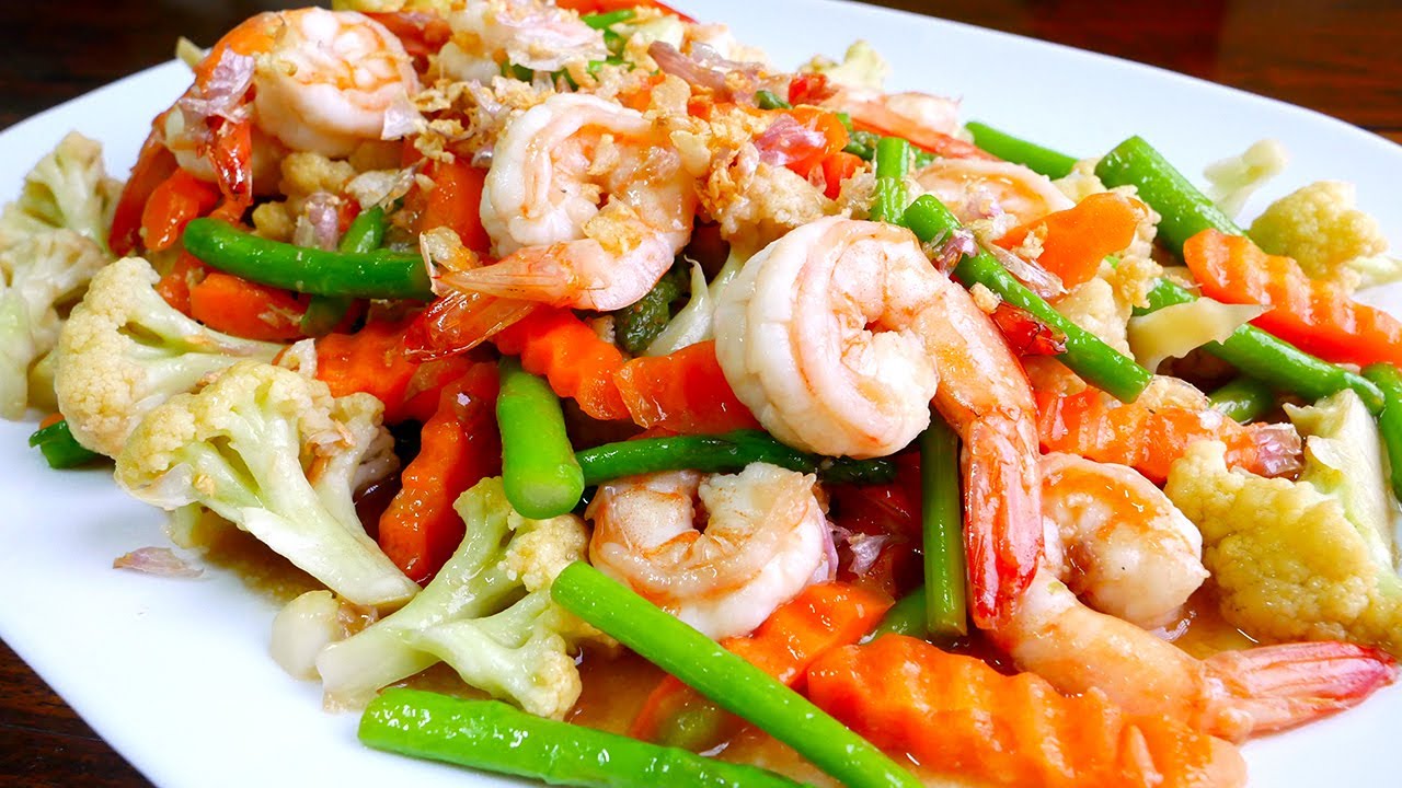 ผัดผักรวมมิตรกุ้งสด แค่รู้วิธีการผัดก็น่ากินแล้ว ผักสีสวย กุ้งกอรบเด้ง เหมือนกินที่ร้าน