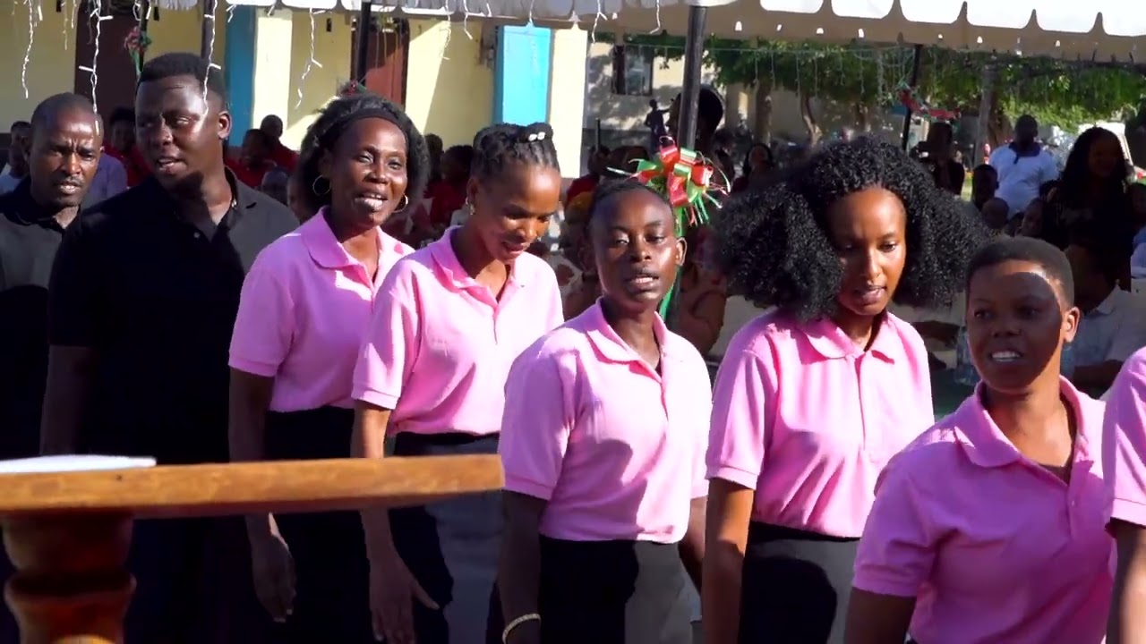 KWAYA YA MTAKATIFU JOSEPH - BUNJU WAKIWA WAKIPANDA JUKWAANI KWA WIMBO MZURI WA KISHINDO CHA WAKOMA.