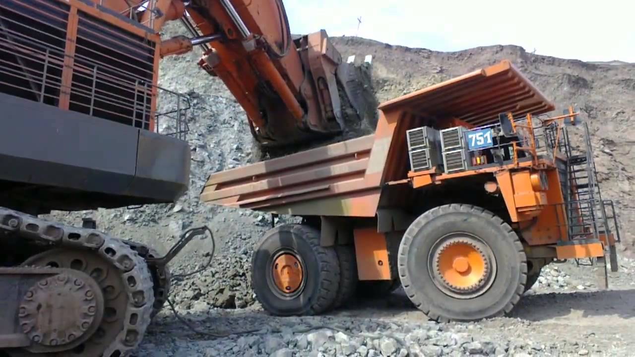 Экскаватор HITACHI в работе