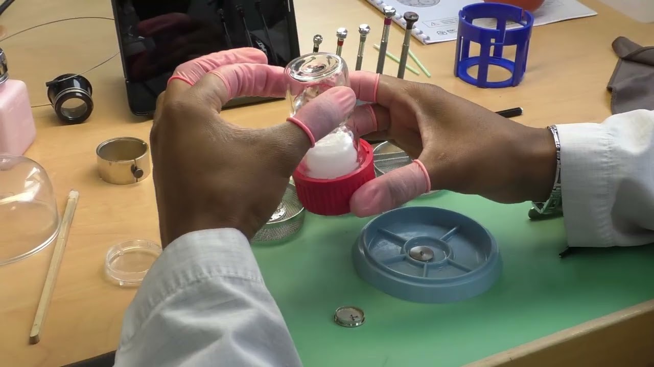 Pôle Industrie : atelier Horlogerie  : épilamage