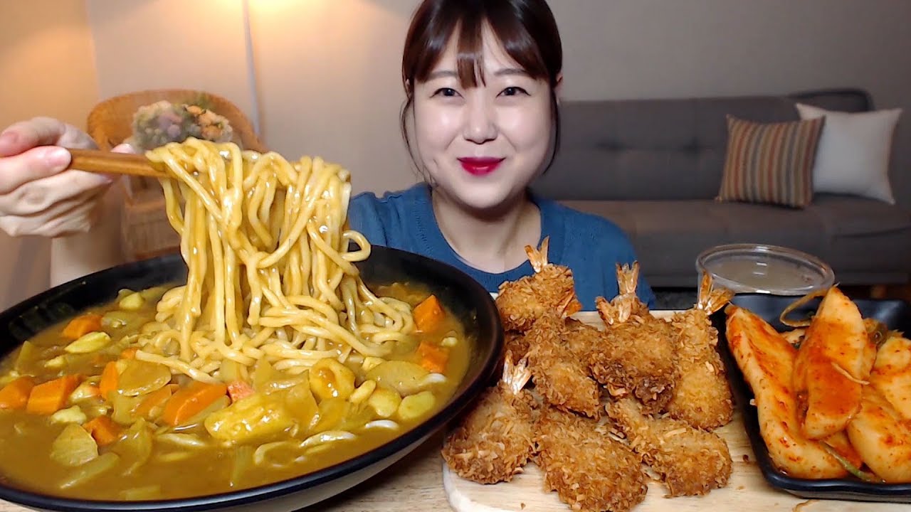 진한 카레 칼국수 코코넛 새우튀김 총각김치 먹방 Curry noodles & Fried Shrimp & Kimchi mukbang Eating show