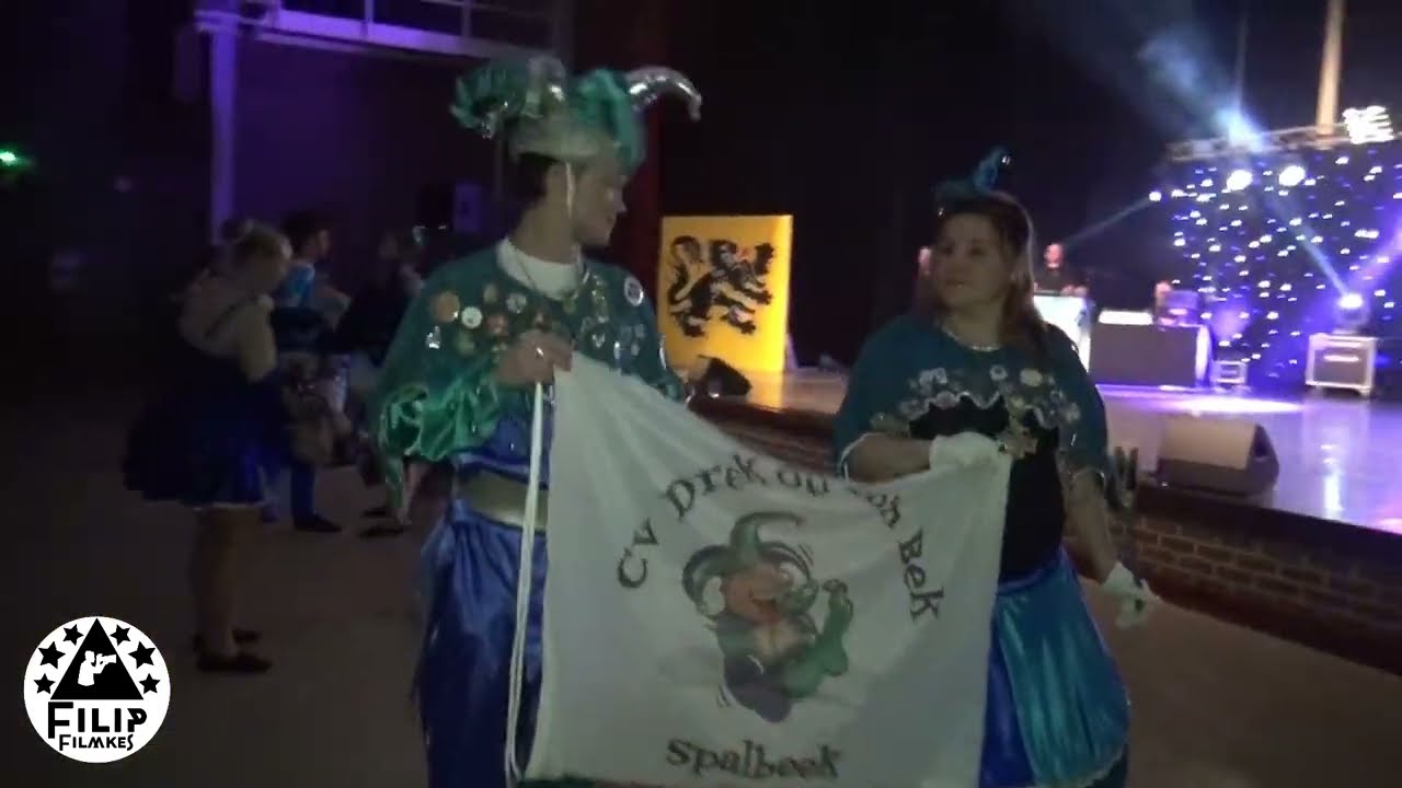 intreden van dansmariekes en dansjonkers van Cv Drek op m'n Bek vanuit spalbeek Limburg