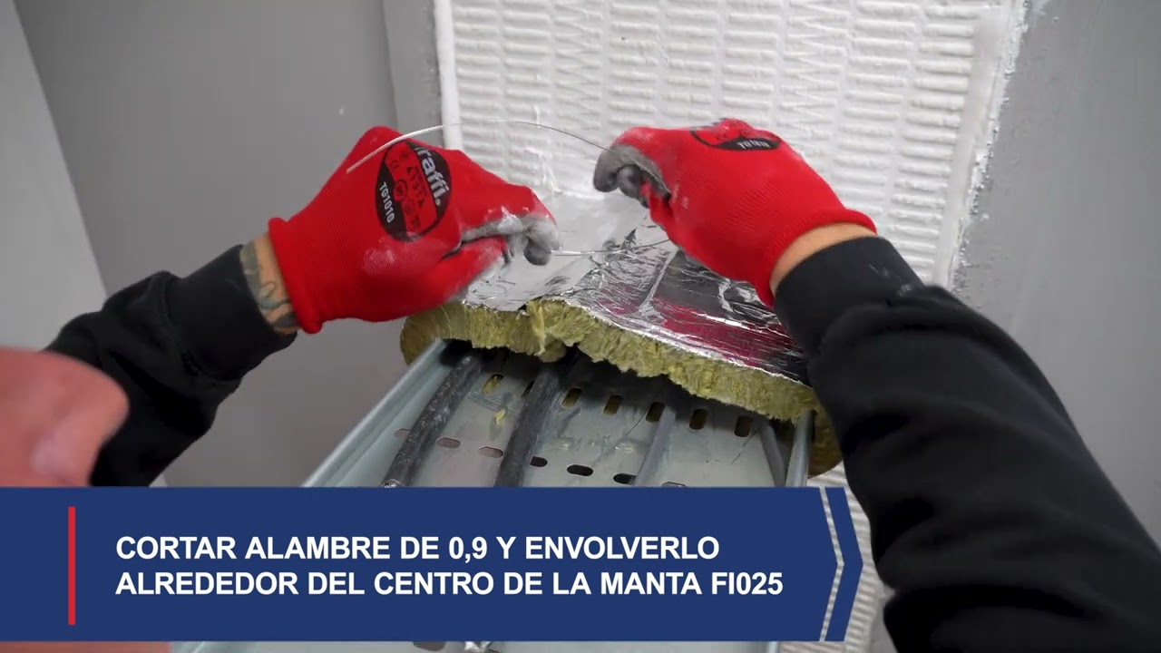 Instalación manta aislante FI025 alrededor de bandeja en panel FB750