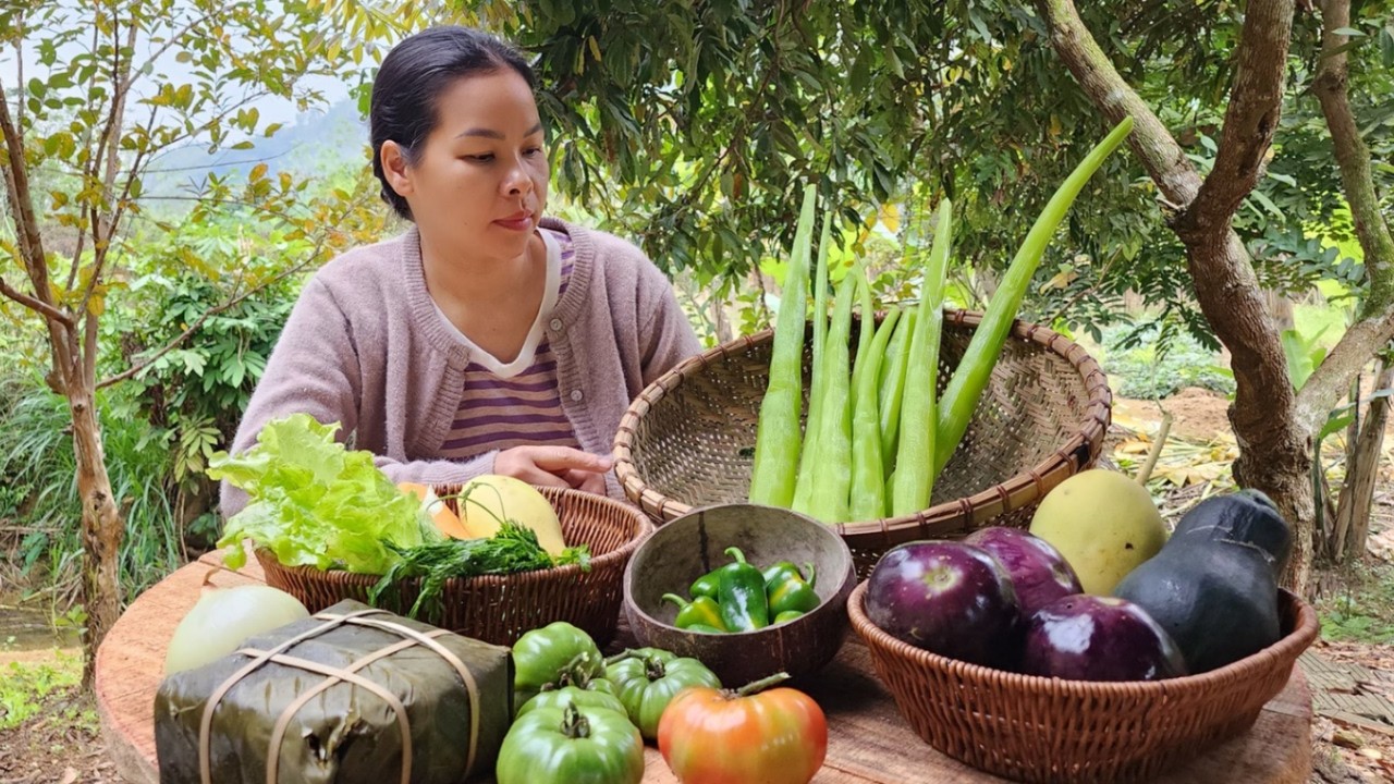 Cooking a Country Lunch on a Wood-Fired Stove | Village Life – Bich Thi Family.
