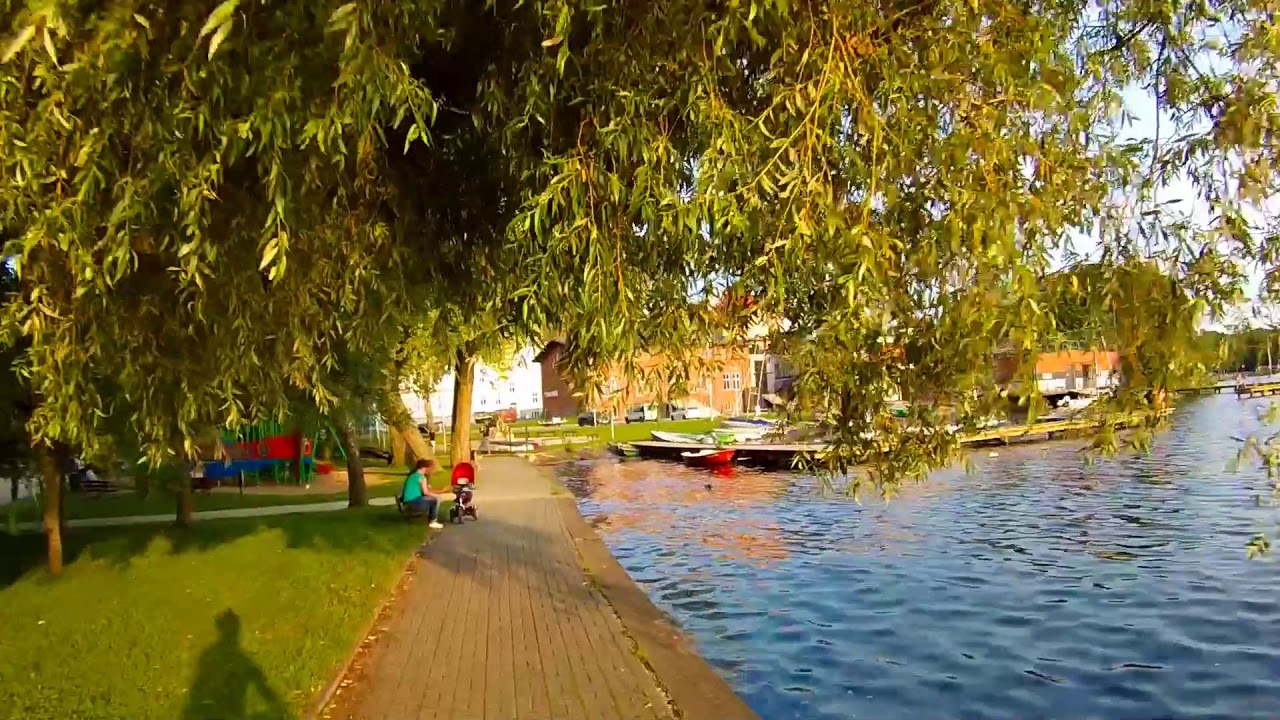 Szczecinek, wiecz&oacute;r w parku nad jeziorem Trzesiecko