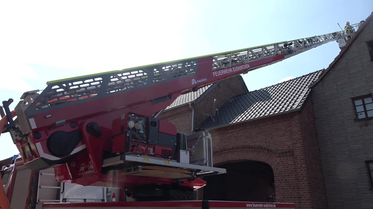 Abbrennen von Unkraut löst Dachstuhlvollbrand aus in Euskirchen-Elsig am 22.07.23 + O-Ton