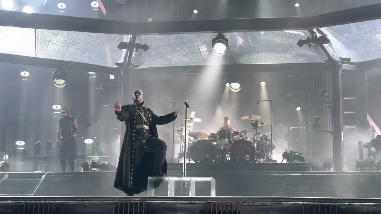 Rammstein live Montreal Canada intro + Armee der Tristen (Front line)