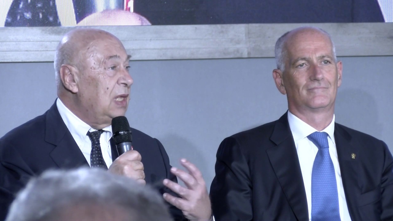 La cerimonia di presentazione dei distintivi di qualifica