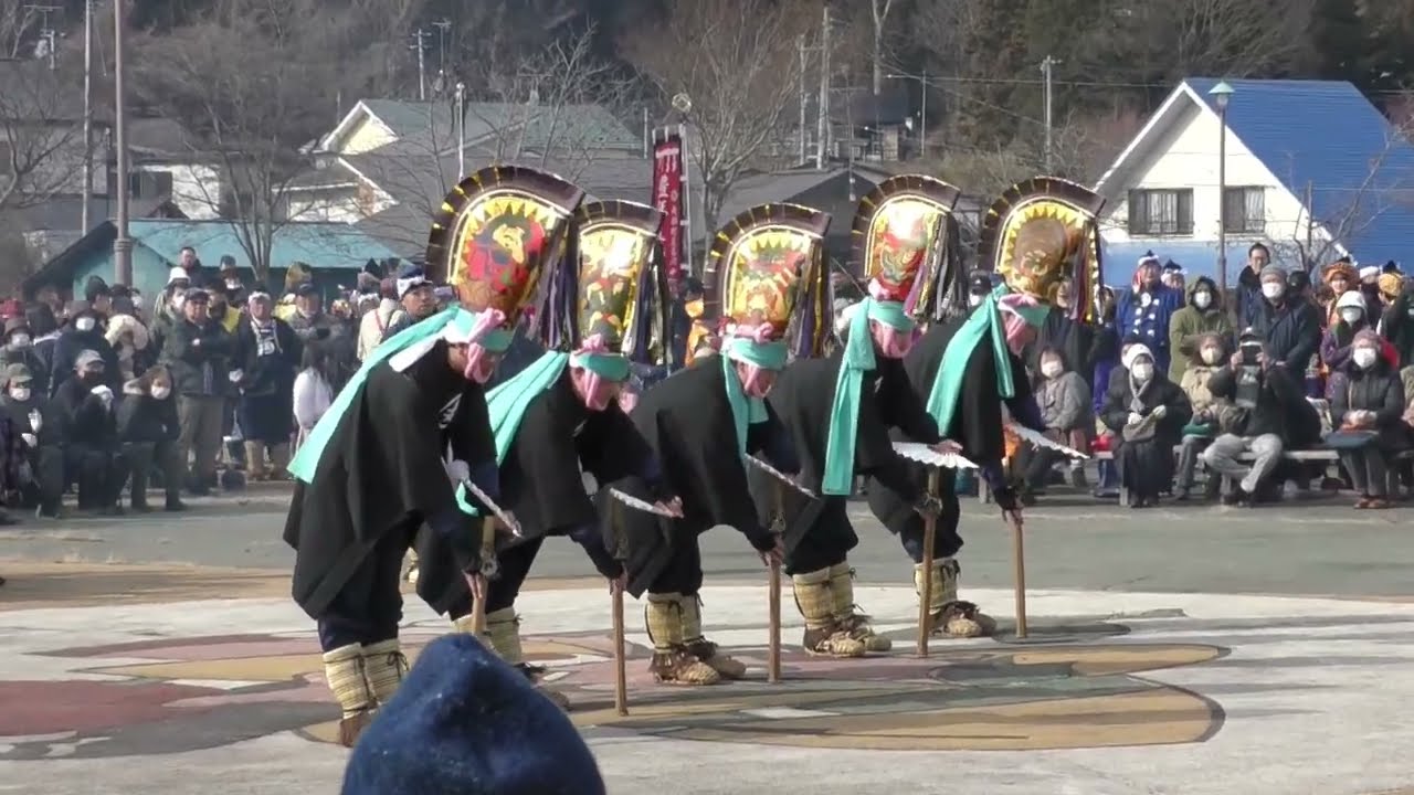 南部町で摺る「八戸 妻神(さいのかみ)えんぶり組」　(青森県南部町2024年）