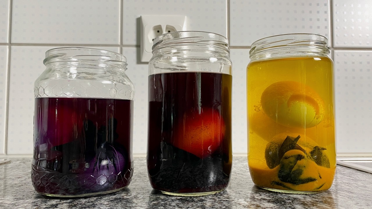 Eier natürlich färben mit Zwiebelschalen, Kurkuma und Blaukraut - Ostereier Tipps und Tricks