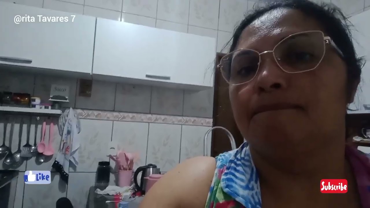 Uma boa limpeza no armário da cozinha em outra parte do armário