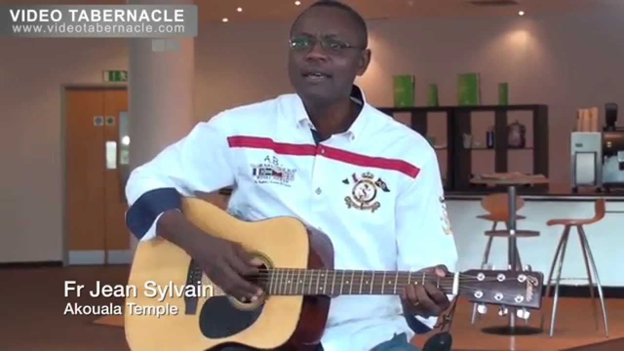 Fr Jean Sylvain Akouala à la guitare sèche, 23/04/2014 - Milton Keynes, UK