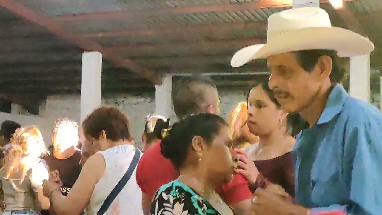 Baile en San José Independencia con el grupo #Contagio.
