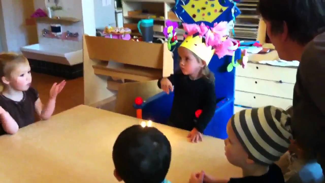 Evi viert haar verjaardag op school