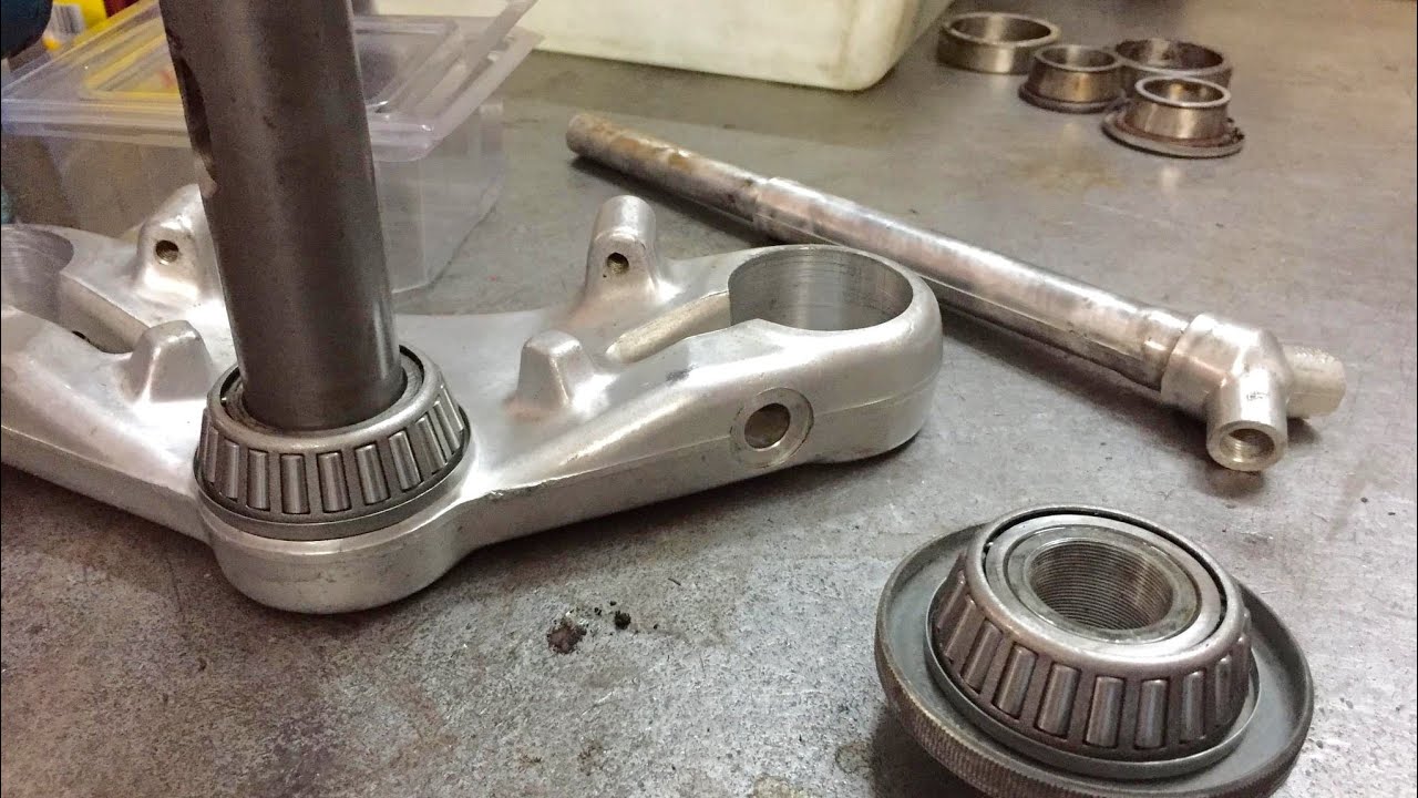 RESTAURACIÓN BMW K75 1987 (Parte 59) | Cambio rodamientos dirección y tirador chasis