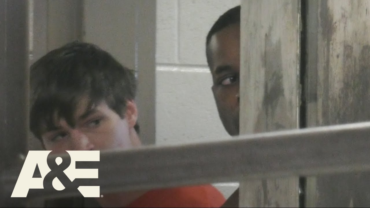 60 Days In: Smoke Break in Matt's Cell (Season 6) | A&E