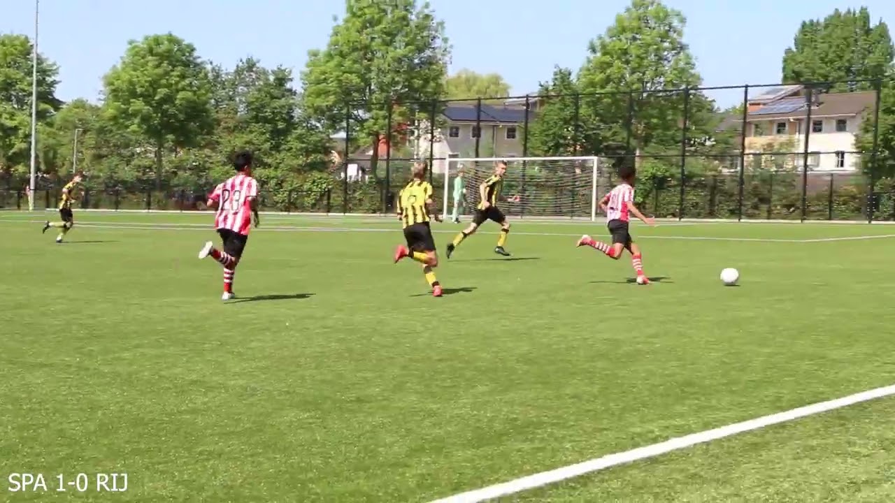 Dani in actie met JO16 tegen Rijnsburgse Boys 03 05 25 Competitiewedstrijd
