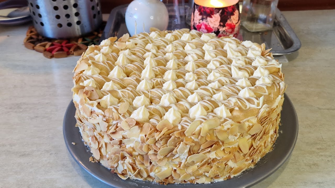 Tort francez „Profiterol" cu cremă "Mousseline". Un tort  foarte gustos, care se topește în gură.