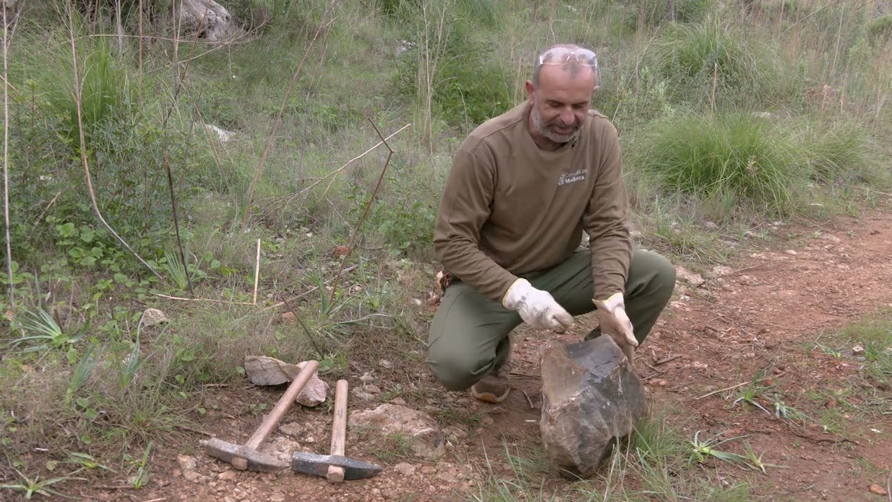VIDEO 04 Adobar pedra / taille d'une pierre en forme de boutisse