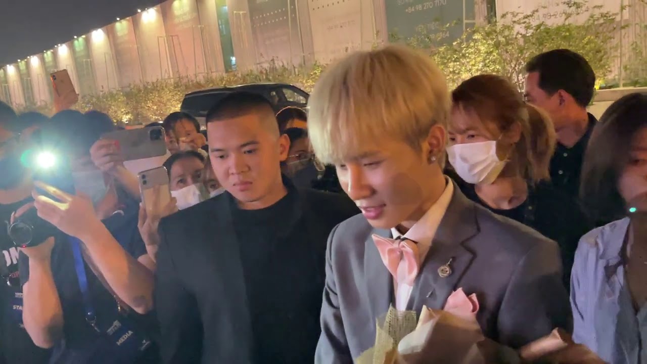 Jack chơi lớn dừng xe xuống dặn fan “yêu sớm là khờ dại biết không? Lấy chồng sớm làm gì?”