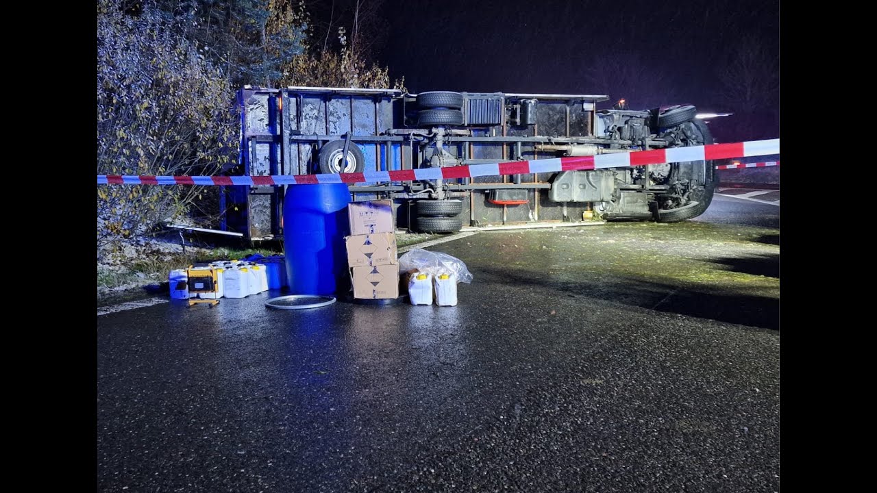Dodávka převážející dezinfekci skončila na boku a zablokovala vjezd na D4
