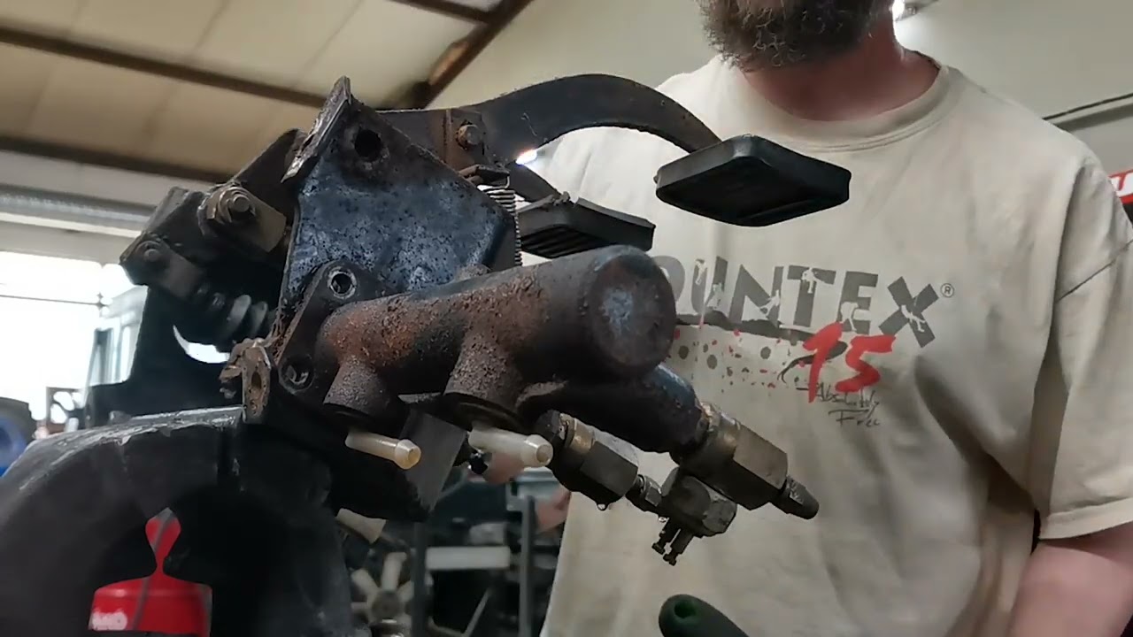 The pedals of the Volvo C202/The Black Sheep project ep.18 part: 1