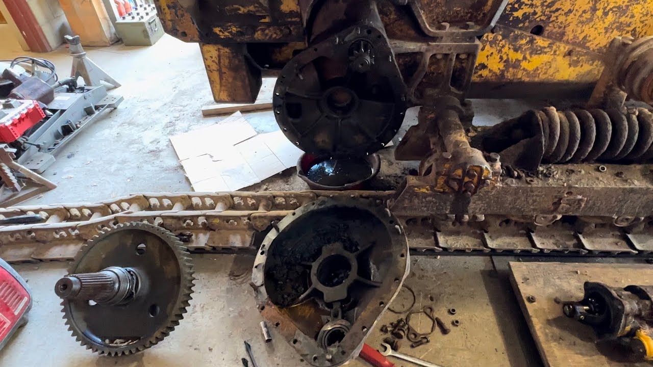 RIPPING APART AND DISSECTING THE CAT 933F,  Part 1