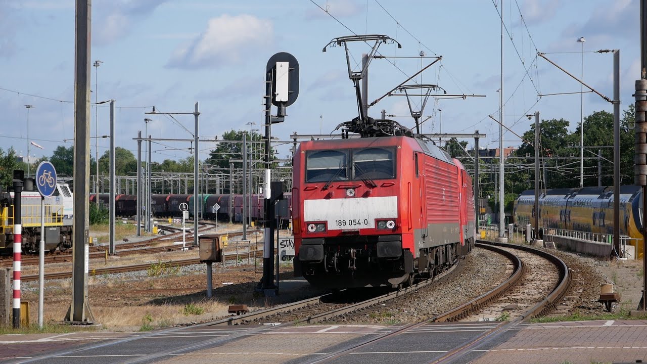 Eisenbahnverkehr in Venlo am Bahnübergang Mit Br 266 189 406 277 429 261