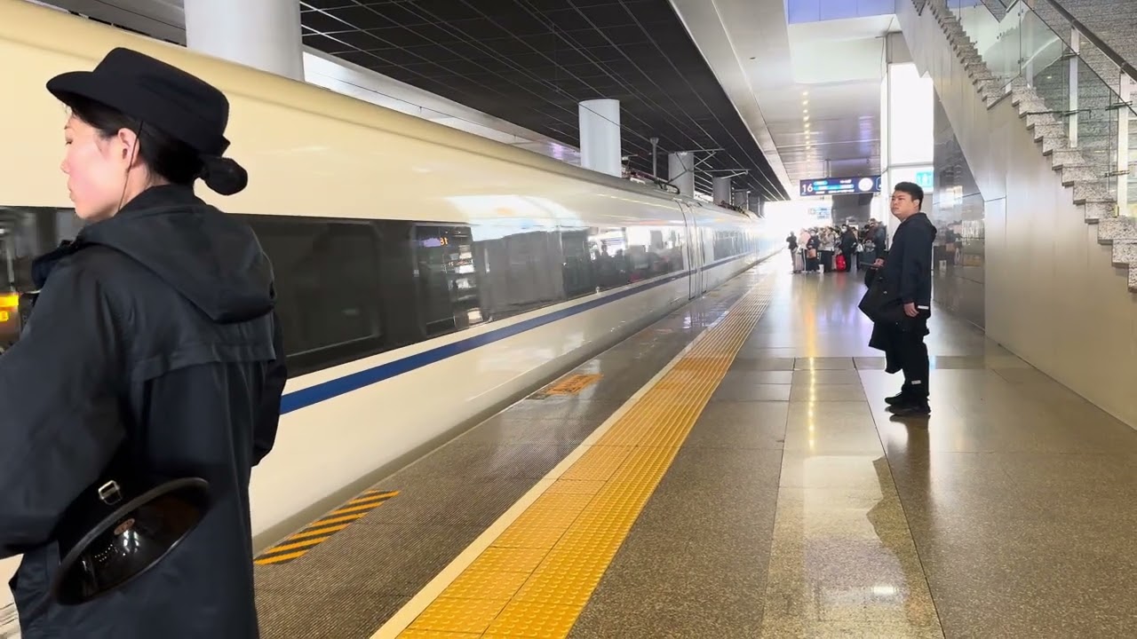 High-Speed Train Arriving at Hangzhou East Station 14/2/26