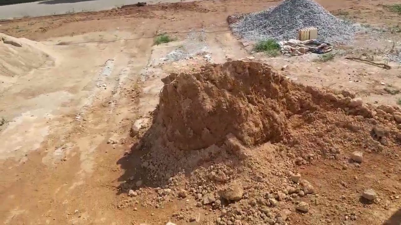 Mais uma carrada de barro pra finalizar o aterro