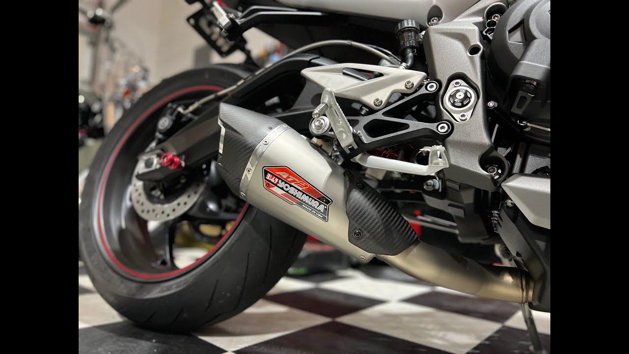 Установка выхлопной системы Yoshimura AT2 на Triumph Street Triple R 2022 года