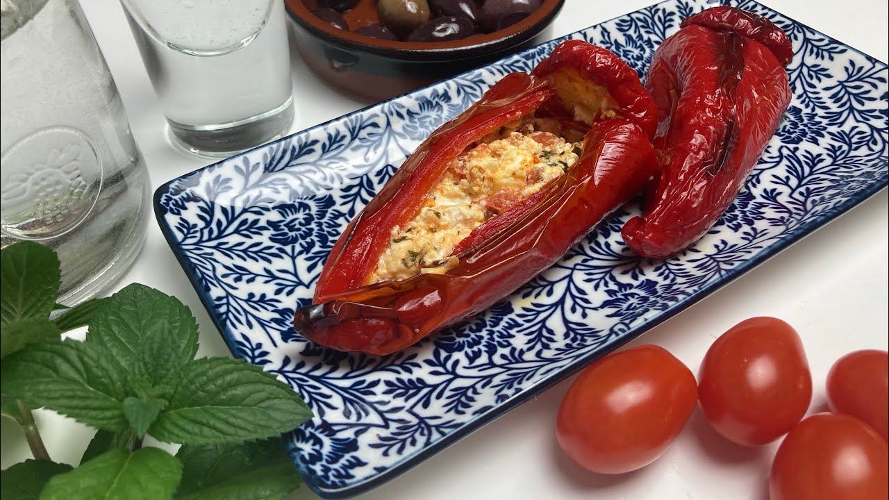 Paprika gefüllt mit Feta-Tomaten-Mischung