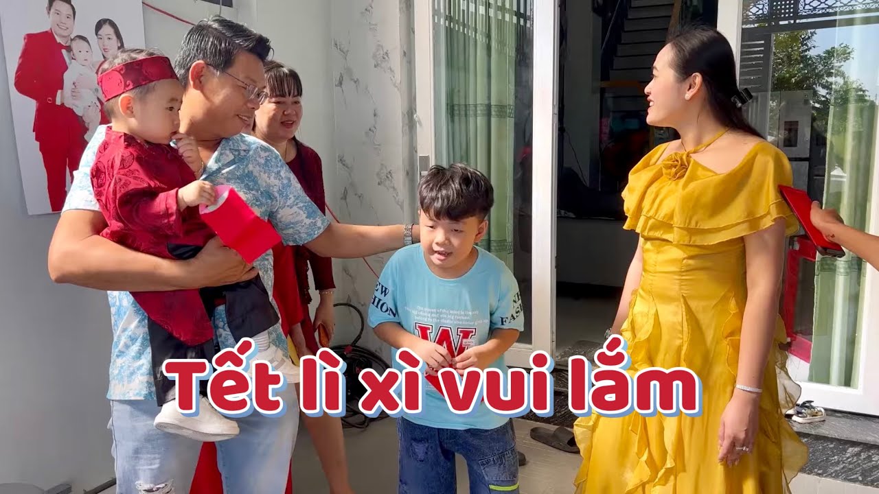 Những khoảnh khắc đẹp của những ngày Tết được đi mừng tuổi cha mẹ