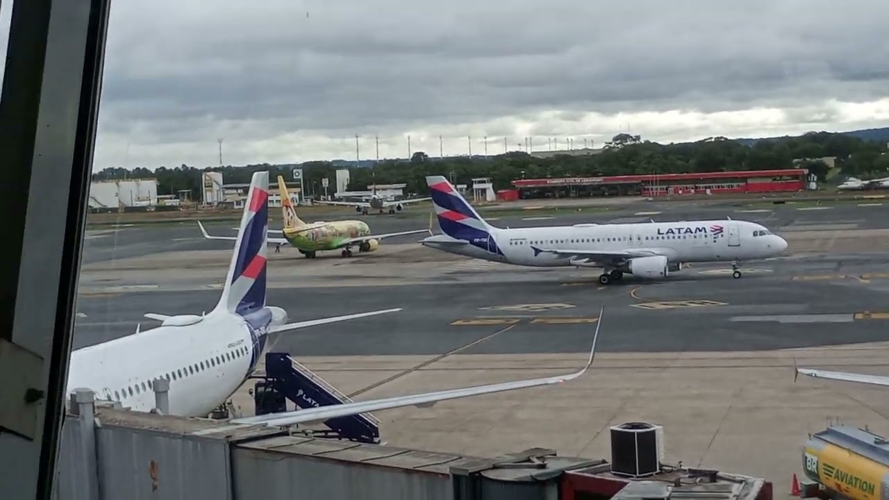 Movimentação de aeronaves no pátio do Aeroporto Internacional de Brasília-DF.