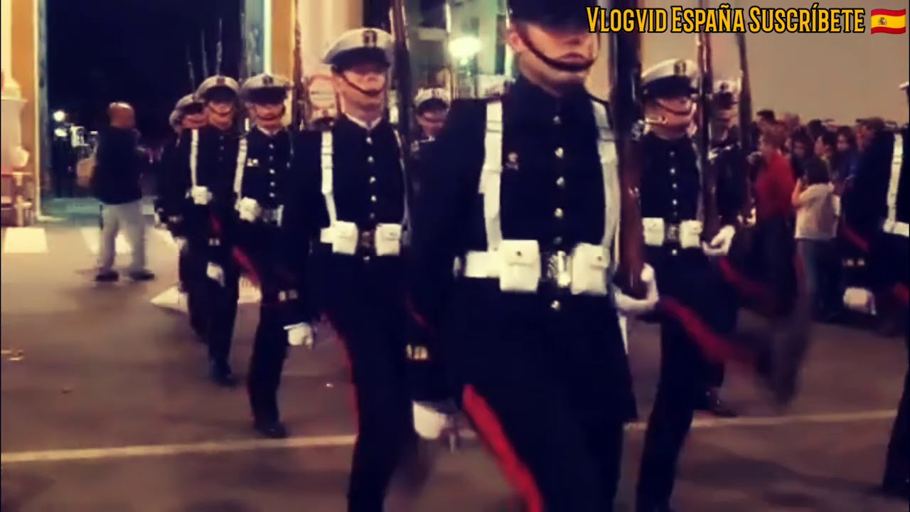 Así golpea el suelo cuando desfila, la Infantería de Marina Española.