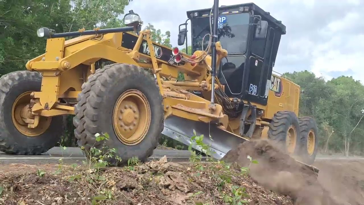 จัดจ้านจริงๆจารย์ลอยขับรถเกรด CAT 140K เจอกับป๋าชาติวิ่งสู้ฟัด motor grader