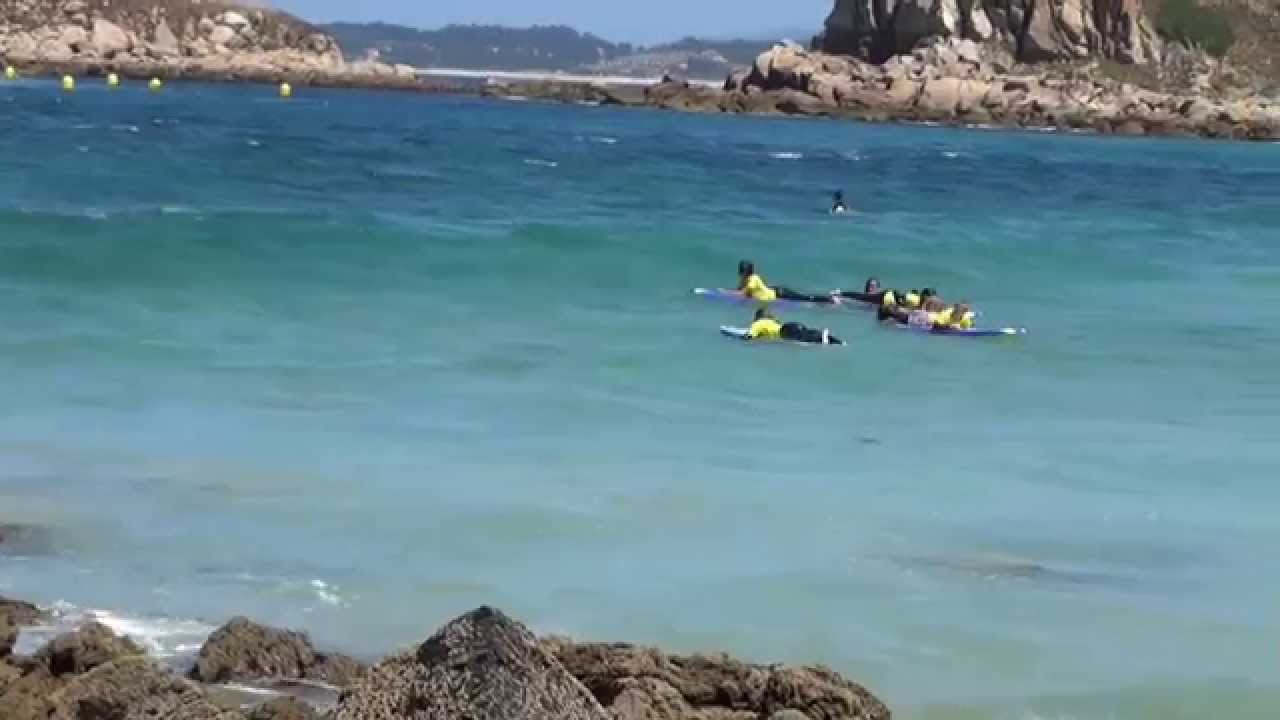 Marta surfeando en playa de Foxos en A Lanzada 15/07/2015
