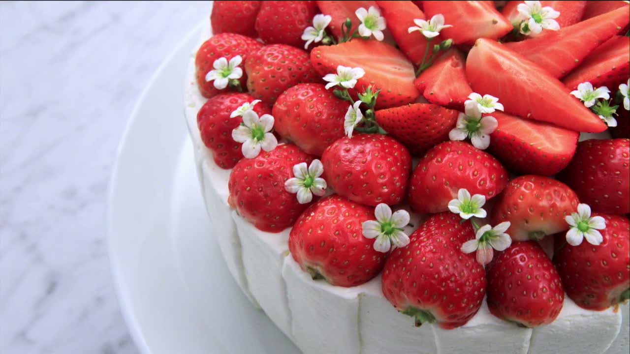 Sommartårta med jordgubbsmousse och citronkräm - Köket