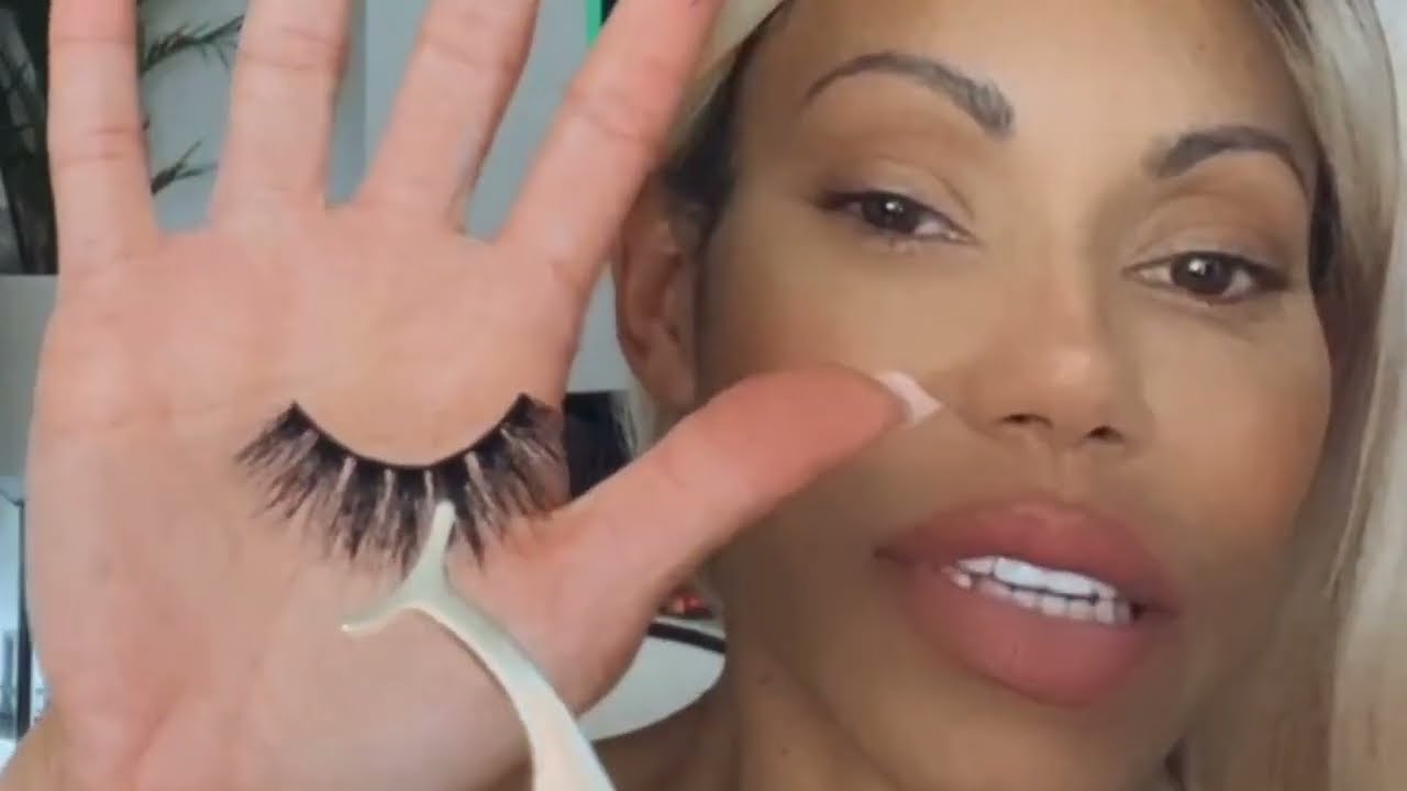 Want Fluffy Lashes? Here's How-to Apply Lashes with an Adhesive Eyeliner Pen #lashes #beautyhacks