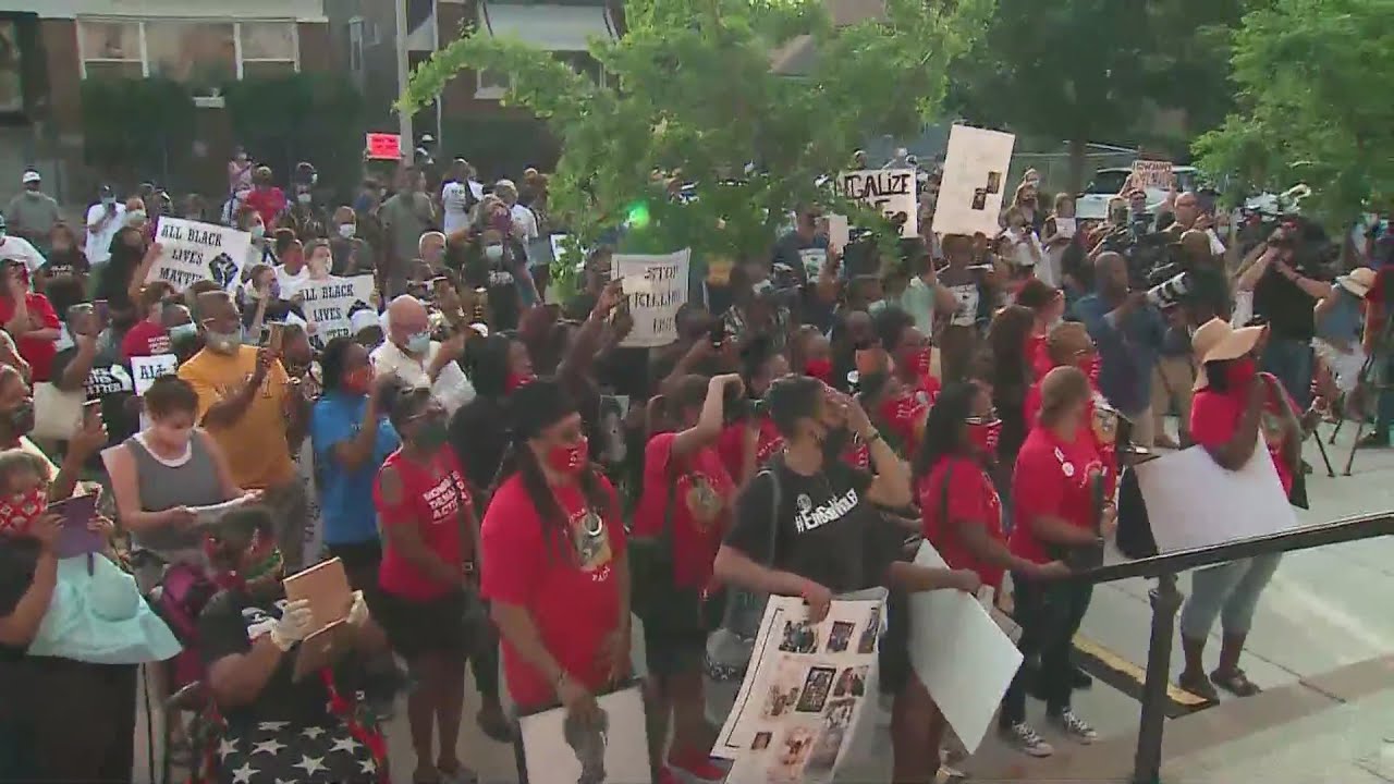 Parents who have lost children to gun violence rally at St. Sabina ahead of holiday weekend
