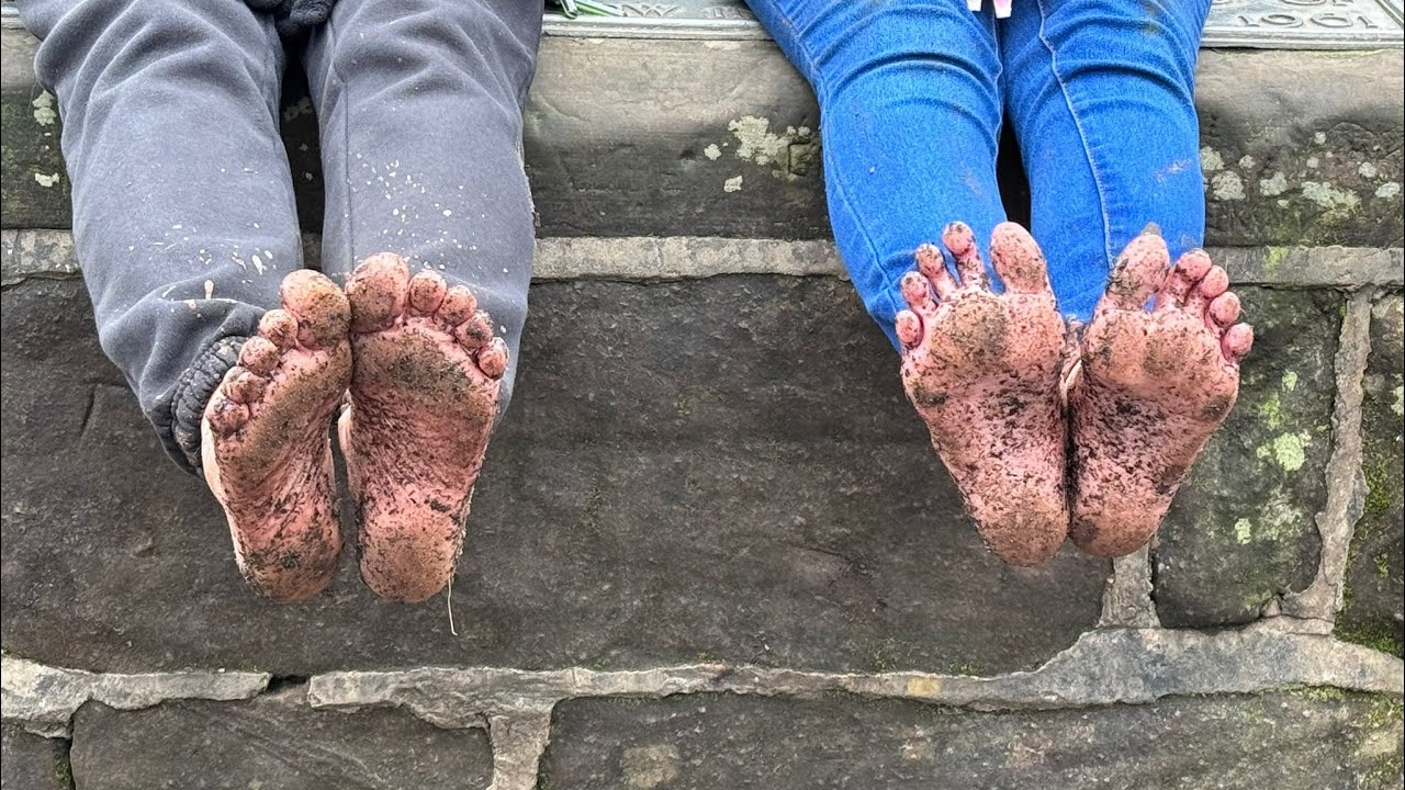 Barefoot with friends - the mud mile 