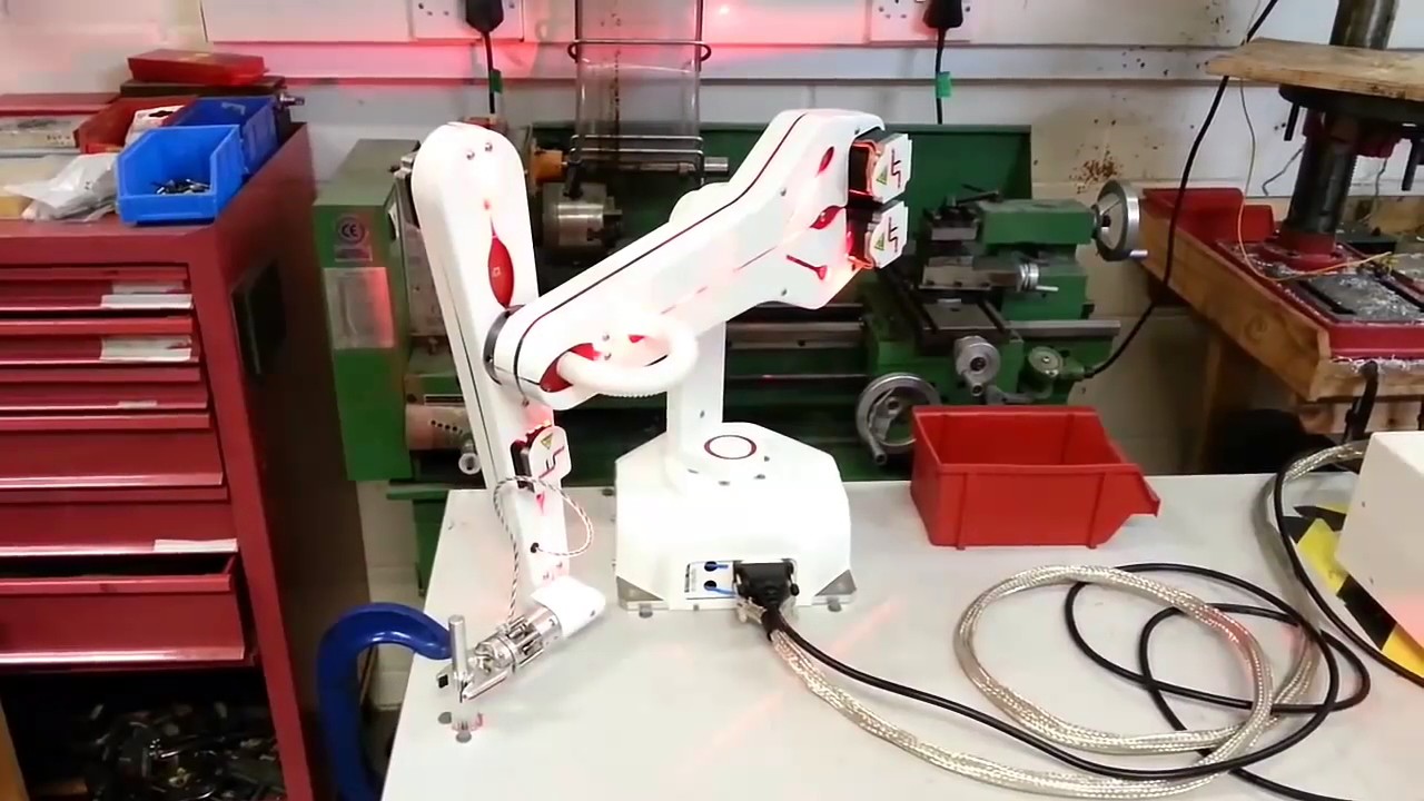 Robots colaborativos trabajando en pymes, ST Robotics R12 y R17.