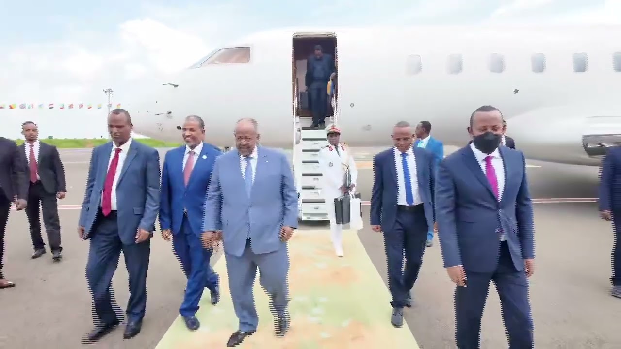 Arrivée de SEM Ismail Omar Guelleh accueilli à sa descente d’avion par Dr Abiy Ahmed.