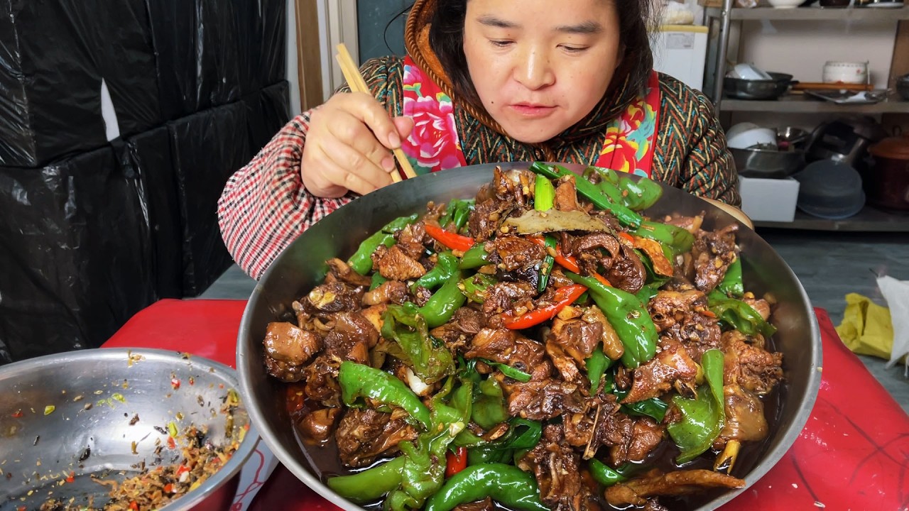 苗大姐爆炒公鸡，炒一份盐菜，霉豆腐再拌米饭，能吃几大碗米饭