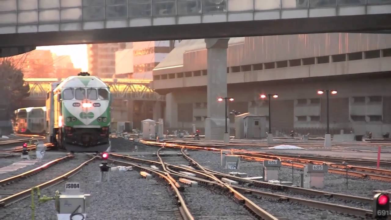 TORONTO UNION STATION AT RUSH HOUR! TONS OF MEETS [HD]