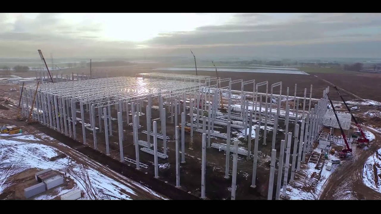 Rok budowy Volkswagena. Widać zarys fabryki