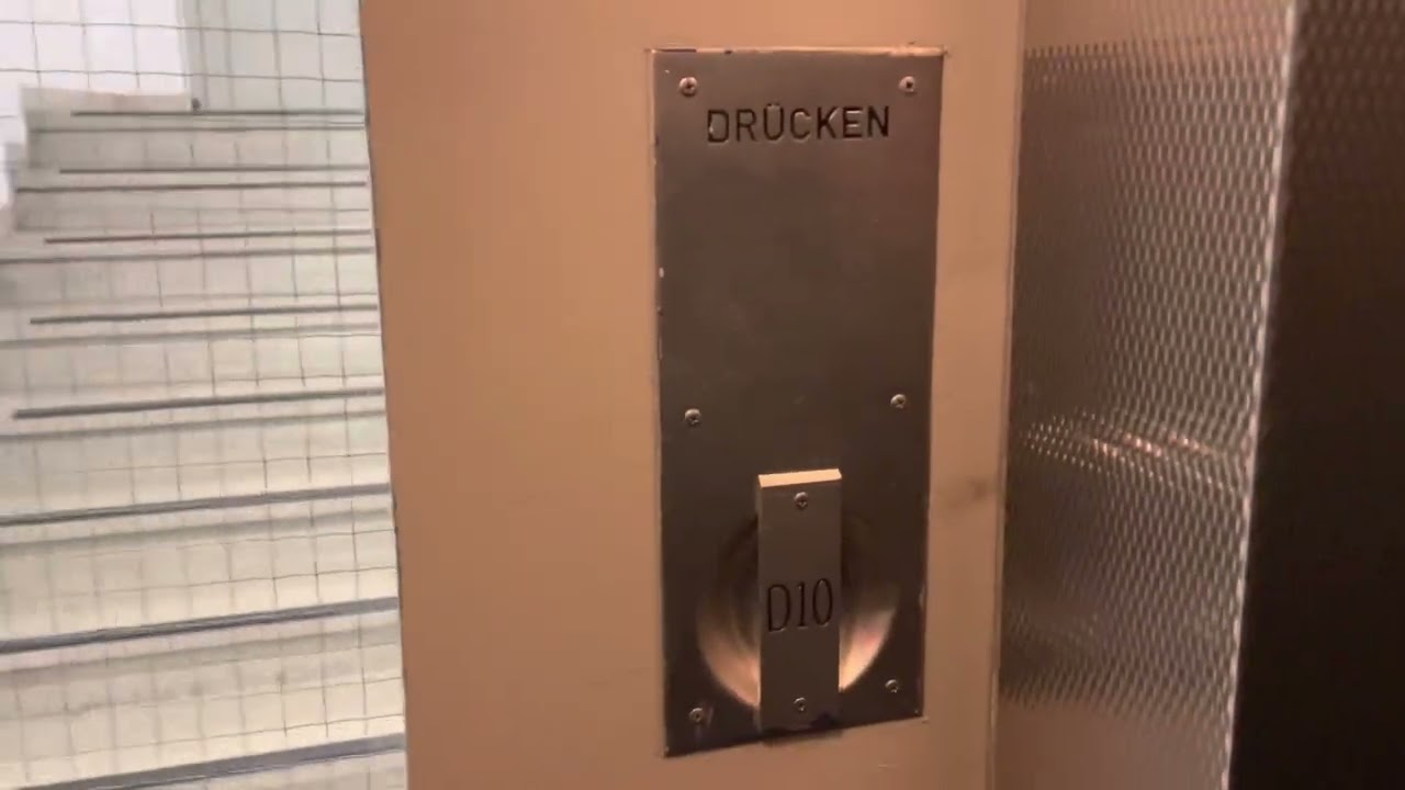 Otis (mod. durch KONE) Aufzüge im Karstadt-Parkhaus in Köln